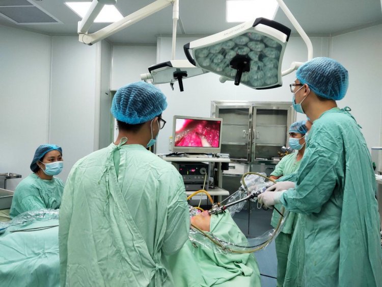 Ekip phẫu thuật nội soi tuyến giáp qua đường miệng tại bệnh viện Hữu nghị Việt Nam - CuBa Đồng Hới