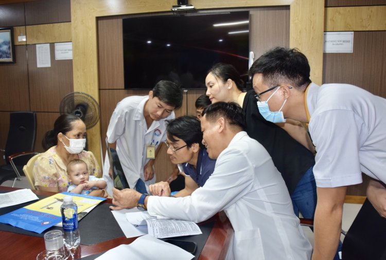 Các y bác sĩ thăm khám và hội chẩn cho trẻ em khuyết tật