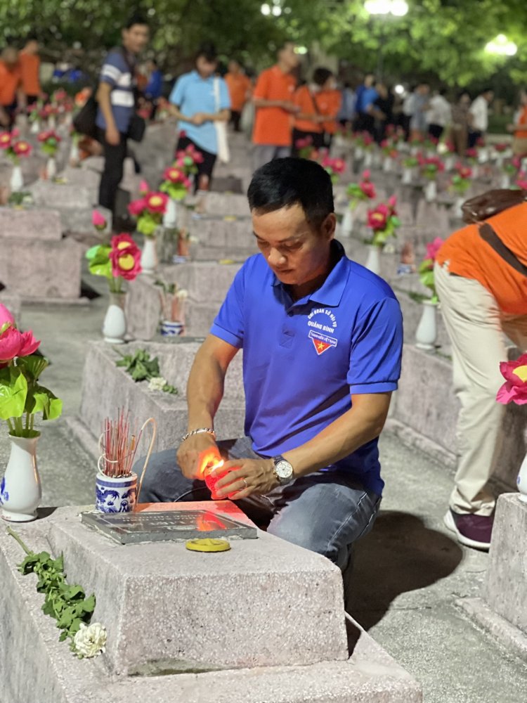 Đoàn viên Bệnh viện Hữu Nghị Việt Nam - Cuba Đồng Hới thắp hương tưởng niệm các anh hùng liệt sĩ tại nghĩa trang Ba Dốc