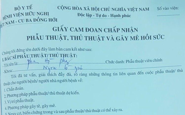 Bác sĩ tư vấn cho bệnh nhân trước phẫu thuật