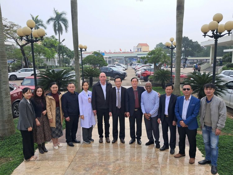 Dâng hoa tượng đài Filden Castro nhân kỷ niệm 66 năm Quốc khánh Cộng hòa Cu Ba (01/01/1959 - 01/01/2025)