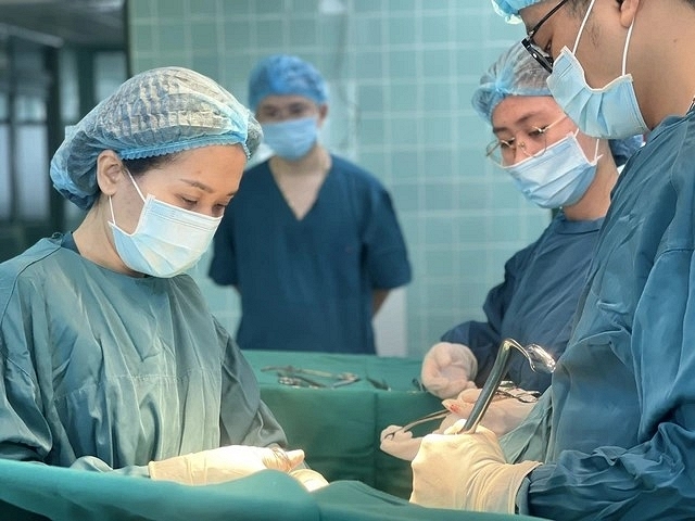 Xuyên đêm chạy đua với tử thần cứu sản phụ nguy kịch