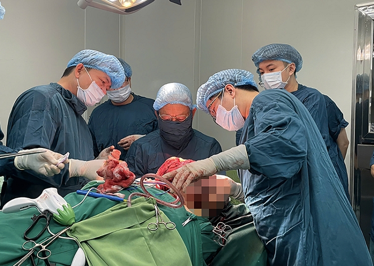 Video quá trình phẫu thuật bệnh nhân có khối u khổng lồ ở mặt